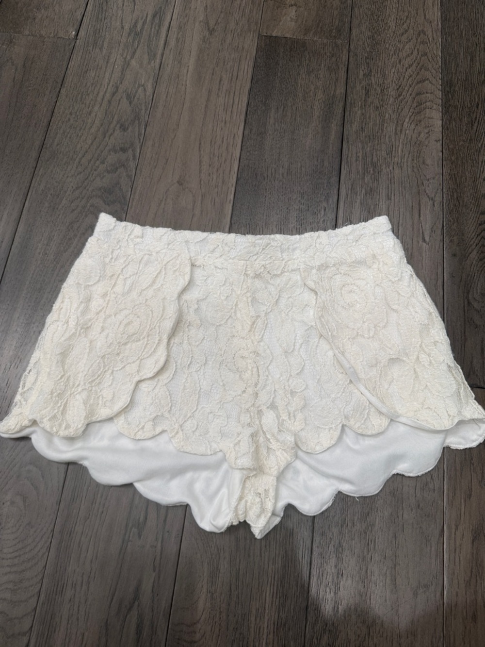 Sans souci Lace Scallop Hem Shorts